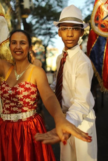Tras esa inusual boda, entonces sí la banda de "Imprensa que eu gamo" se lanzó a recorrer el elegante barrio de Laranjeiras, por el que desfila desde hace años.