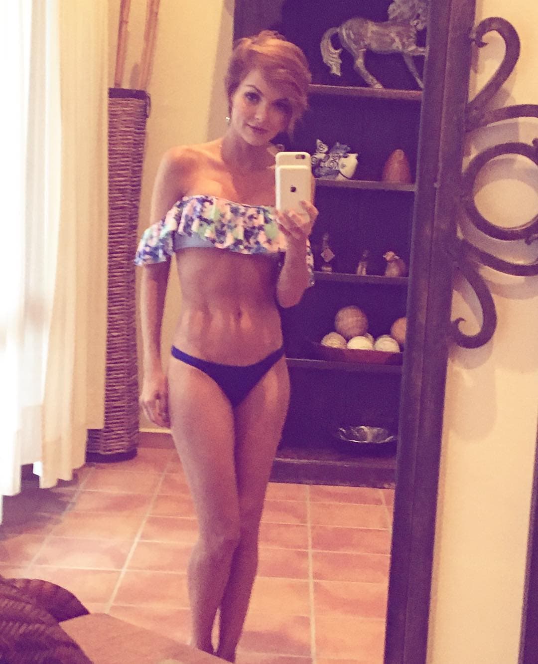 <b>Mariluz</b> se ha dejado ver en sus redes sociales presumiendo unos diminutos bikinis que resaltan su tonificado abdomen, haciendo que las mujeres envidien su cuerpo y los hombres se asombren con su inigualable belleza.