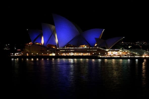 Teatro de Opera de Sidney, Australia - El 2 de abril todos los grandes edificios y monumentos del mundo serán iluminados de azul como una forma de crear conciencia sobre el Autismo.