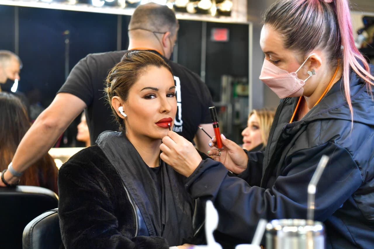 <b>Ninel Conde </b>entró al área de caracterización y maquillaje con el objetivo de convertirse en Selena.