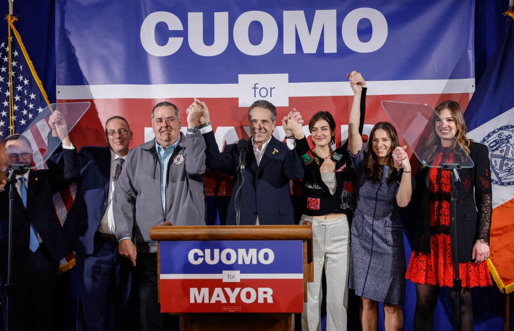 Al menos 11 mujeres lo acusaron creíblemente de acoso que incluía besos y tocamientos no deseados y comentarios sobre su apariencia, según un informe de la Fiscalía General de Nueva York.