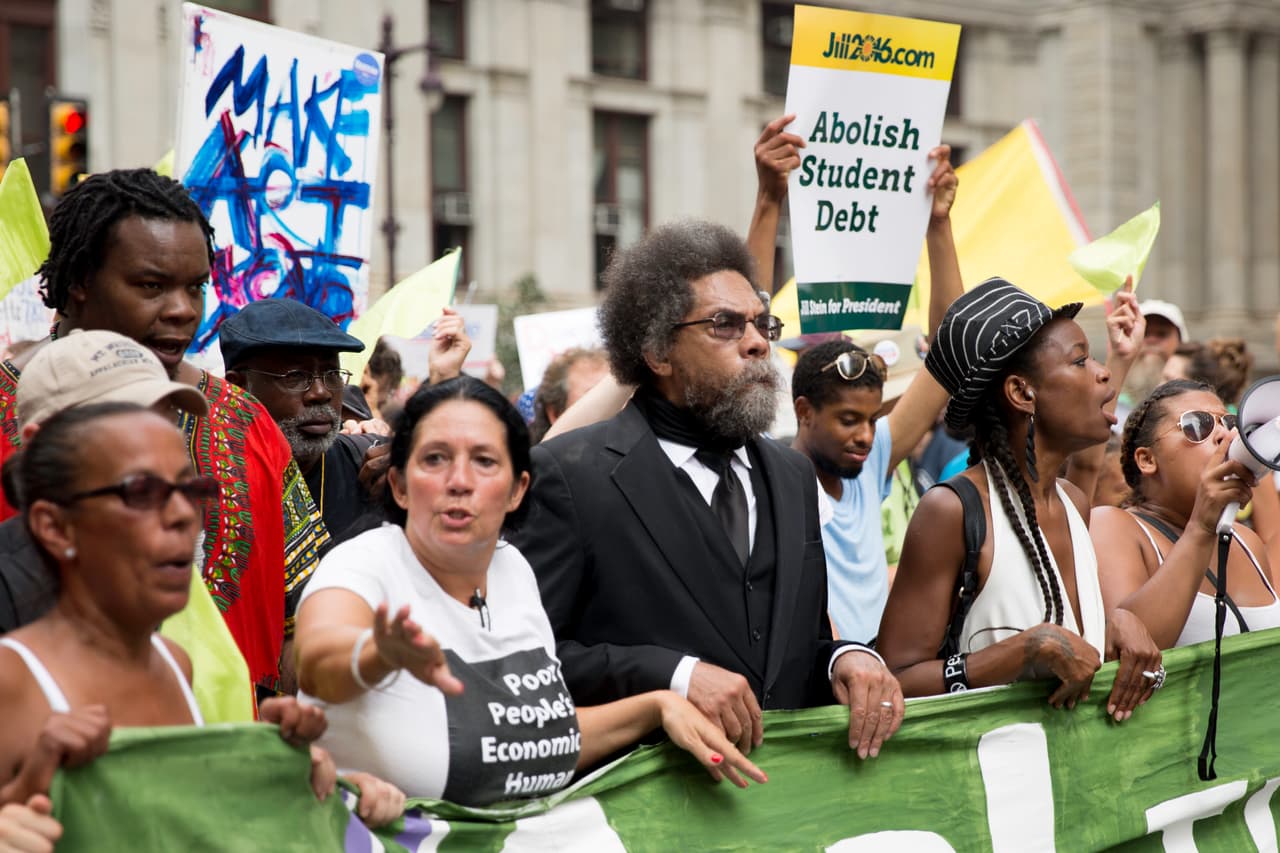 LUNES 25 DE JULIO. 3:39 PM. El activista Cornel West, filósofo afroamericano, se incorpora a la manifestación en apoyo a Bernie Sanders frente al City Hall de Filadelfia.