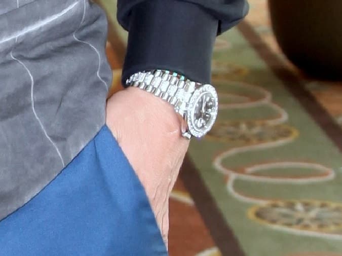 Le fascinan los relojes llamativos y costosos, no cabe duda que se consiente demasdiado.