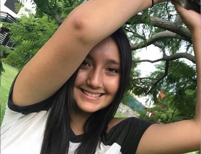 María Elena Cruz (en la foto), de 16 años de edad, manejaba otro de los autos involucrados en el accidente y también falleció, según informó en su momento el periódico
<b><a href="https://www.taosnews.com/stories/sheriff-speed-likely-contributed-to-crash-that-killed-taos-high-teen-texas-singer,59343" target="_blank">Taos News</a></b>.