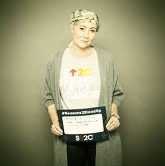 Shannen anunció que su cáncer se expandió a su sistema linfático en 2016. Con la frente en alto, sigue combatiendo la terrible enfermedad.