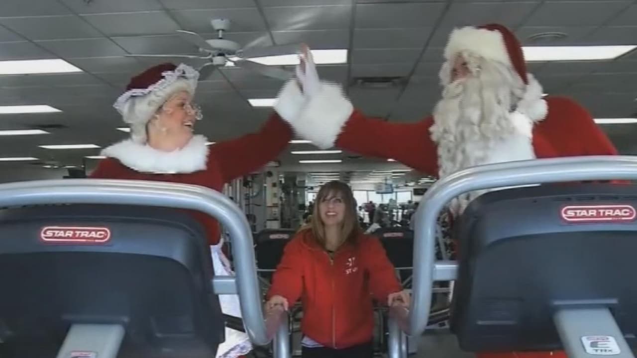 El señor y la señora Claus entrenan para la entrega de juguetes