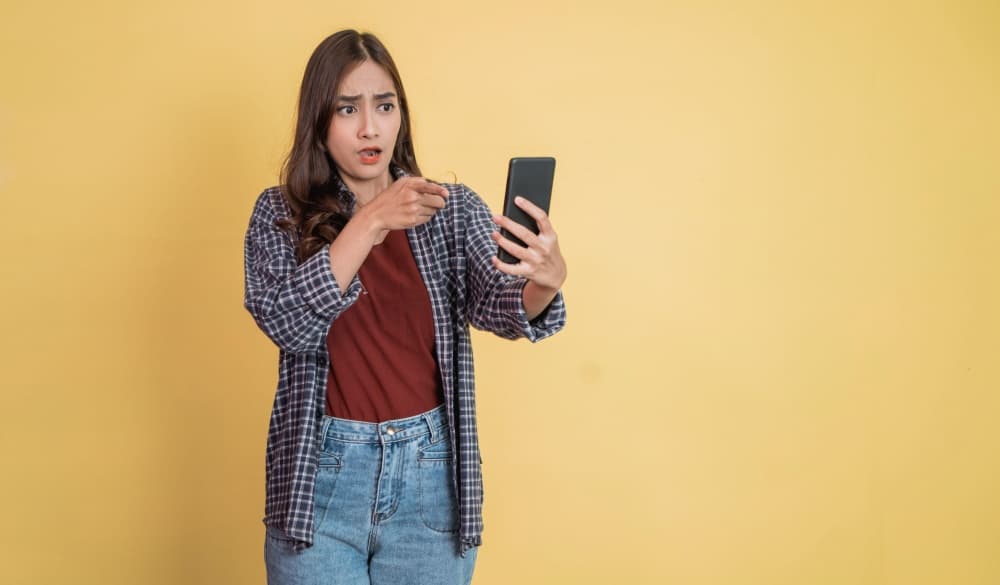 Mujer usando su celular