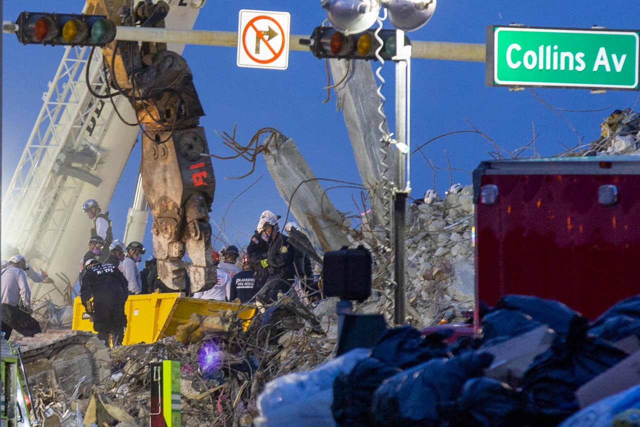 Desde la 
<a href="https://www.univision.com/noticias/estados-unidos/demolicion-controlada-secuencia-fotos-edificio-surfside-miami-fotos">demolición</a>, las labores de búsqueda 
<b>se han ampliado a espacios que eran considerados como de difícil acceso</b>, incluidas las habitaciones donde se creía que las personas dormían al momento del desastre. 
<br>