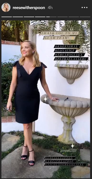 La actriz lució un vestido negro con mangas adornadas por moños, de Louis Vuitton.