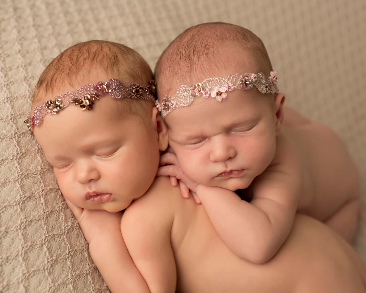 De acuerdo con ella, los gemelos están tan acostumbrados al espacio pequeño que al nacer aún encuentran comodidad al estar uno sobre el otro.