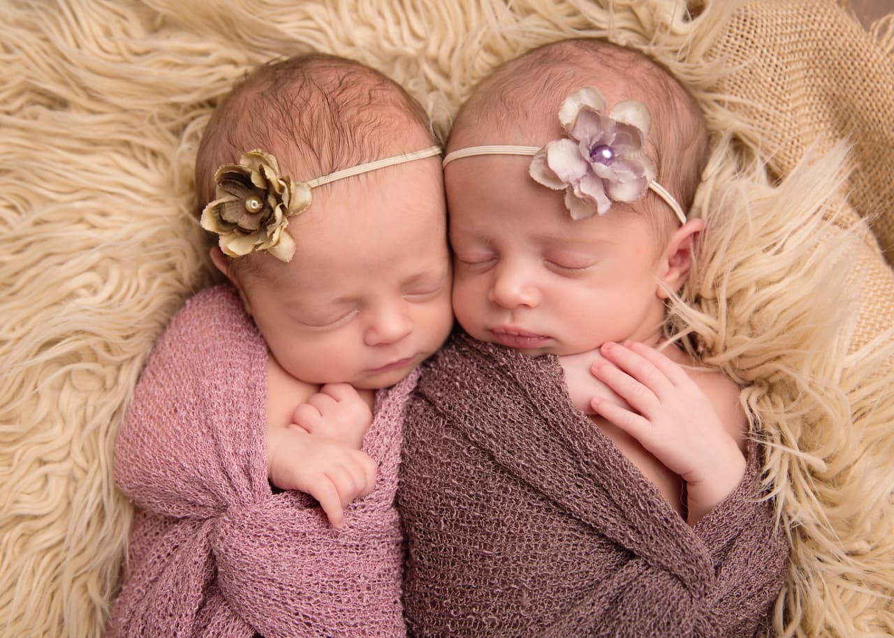 Ella pide a los padres que añadan un elemento a la foto para hacer los retratos más personales.