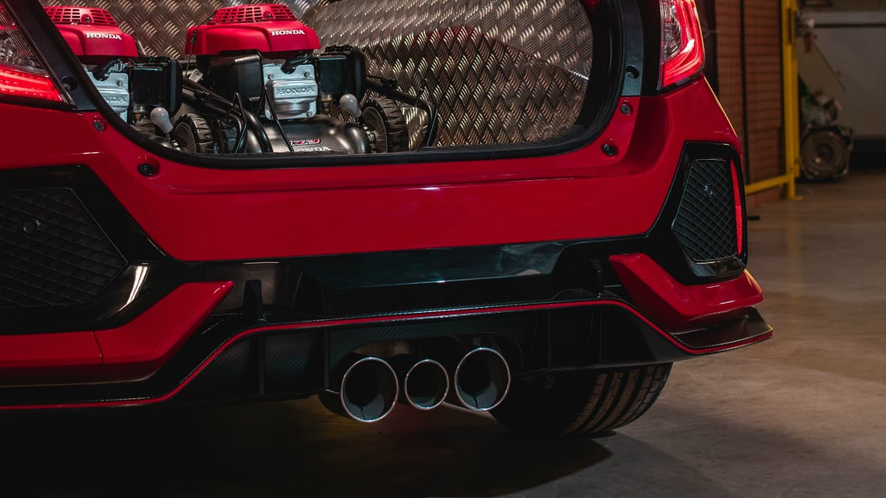 Tres salidas de escape, detalles de fibra de carbón y mucha deportividad en una pickup que quedará solamente en la mente de sus seguidores, ya que Honda ha dicho que el modelo concepto será utilizado para labores internas de la planta de Swindon.