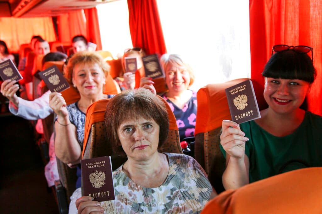 Moscú inunda de pasaportes rusos las provincias separatistas del este de Ucrania: ¿otra carta de desestabilización de Putin?