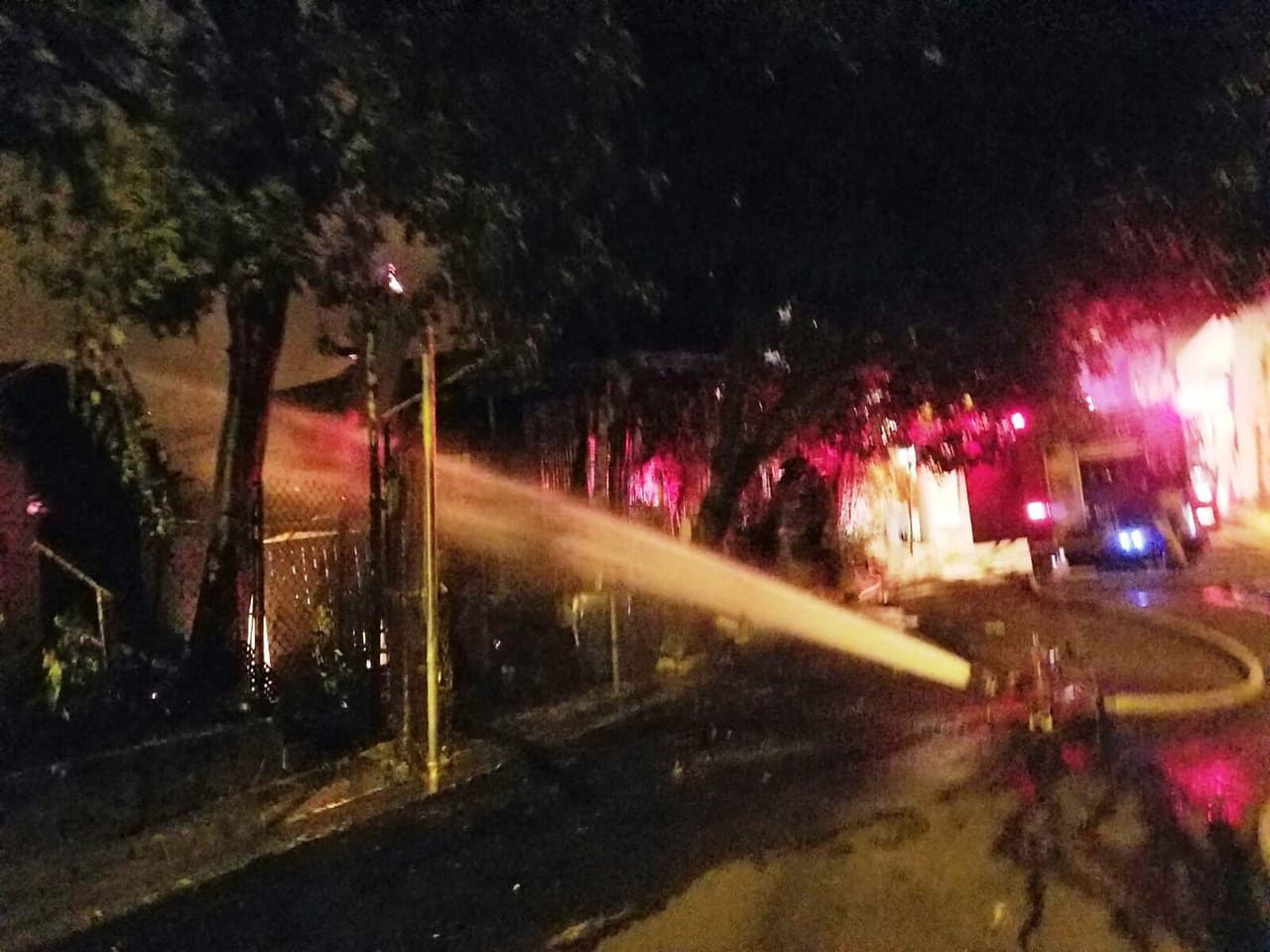 Cuatro casas se incendiaron esta noche en las calles Mariana y Eduardo Álvarez en el sector conocido como Alto del Cabro, en Santurce, en un incidente que también dejó un saldo de dos personas con quemaduras.