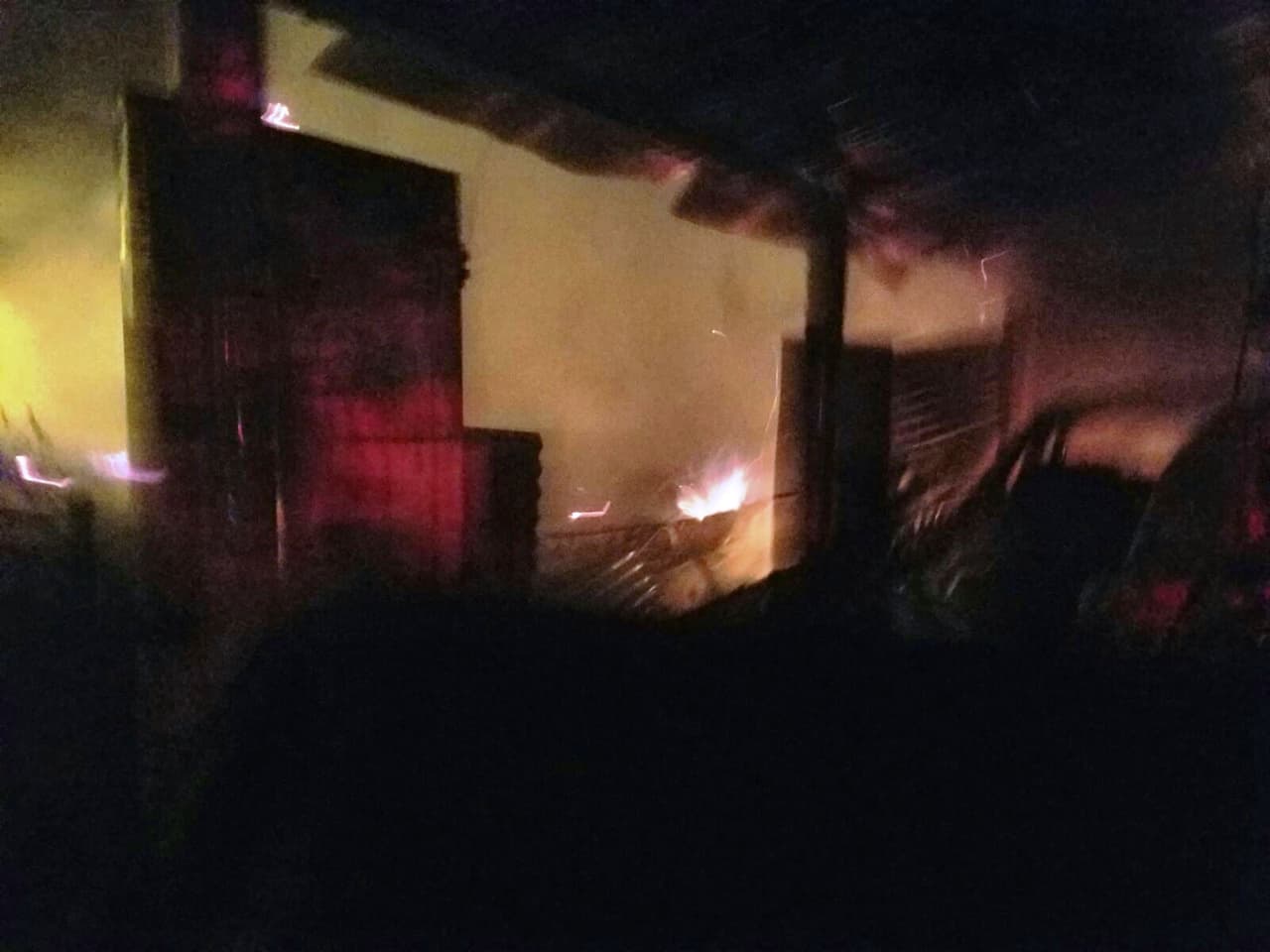 Cuatro casas se incendiaron esta noche en las calles Mariana y Eduardo Álvarez en el sector conocido como Alto del Cabro, en Santurce, en un incidente que también dejó un saldo de dos personas con quemaduras.