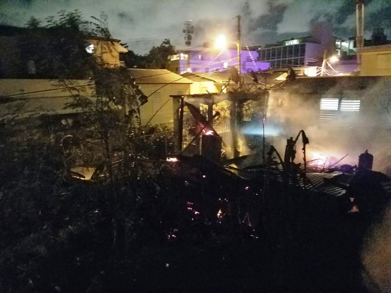 Voraz incendio en Santurce deja dos heridos y afectó cuatro residencias