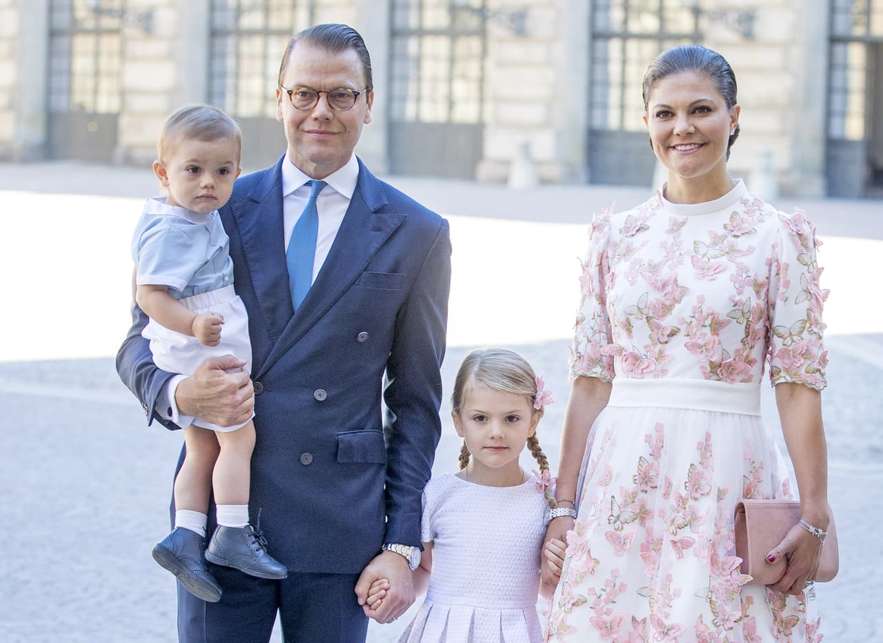 La princesa Victoria de Suecia ha procreado junto a su esposo Daniel Westling, a la princesa Estela, duquesa de Östergötland, y el príncipe Óscar, duque de Escania. La princesa Estela nació en Suecia el 23 de febrero de 2012 y es la segunda heredera al trono de Suecia.