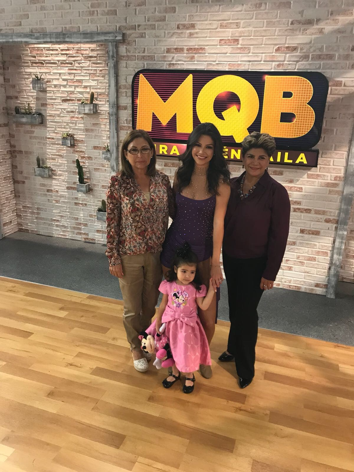 Su madre, su suegra y su pequeña no podían faltar en esta noche tan importante para la conductora.