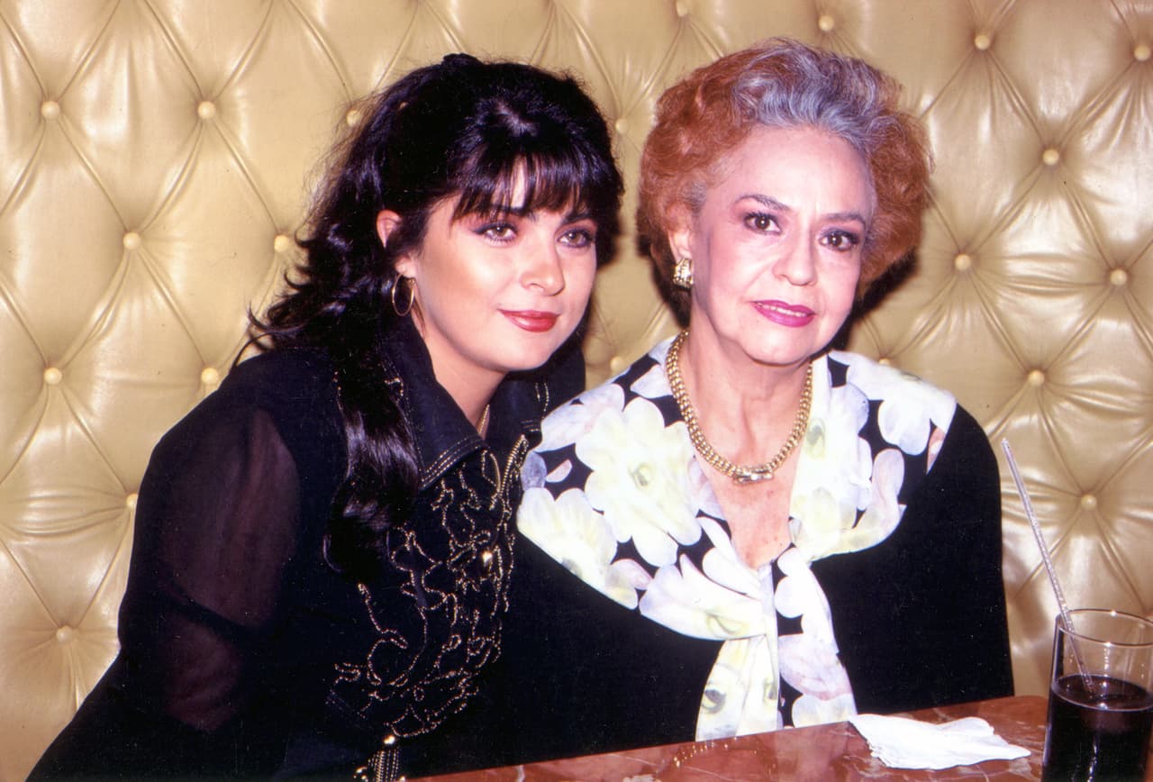 "
<b>Estaba yo grabando 'Simplemente María', estaba su mamá, Silvia Derbez</b>. Acá nos maquillábamos los de 'Simplemente María' y su mamá se maquillaba acá. Entonces iba a saludar a su mama", contó Ruffo a José Eduardo en abril de 2020 durante una entrevista para su canal de YouTube.
<br>