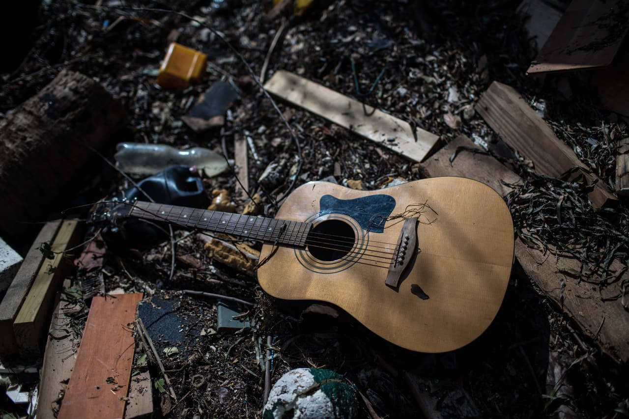 Una guitarra junto al mar al lado de un conjunto de tráilers junto al mar en Plantation Key, Florida. Almudena Toral/Univision Digital