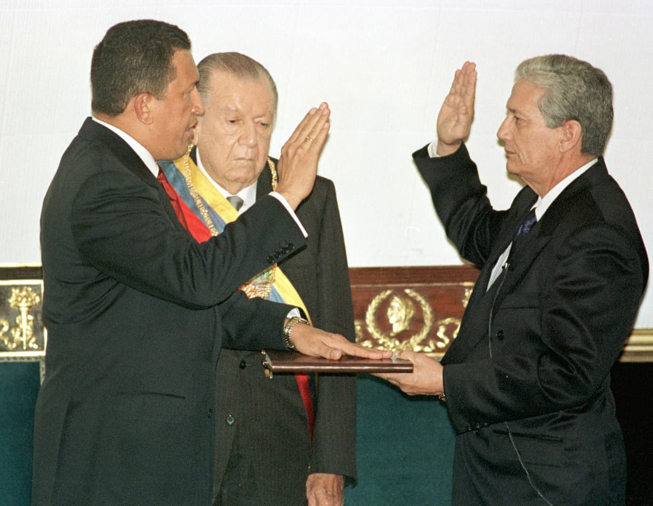 <b>Constitución express. </b>Hugo Chávez fue juramentado como Presidente de Venezuela el 2 de febrero de 1999. En ese acto juró sobre la Constitución de 1961 y la llamó “moribunda”. Inmediatamente promovió un referéndum que se realizó en abril de ese mismo año y avaló la activación de la Asamblea Constituyente, con más del 80% de los votos a favor. En noviembre de ese año estuvo listo el nuevo proyecto de Carta Magna y en diciembre se realizó un segundo referéndum que aprobó la nueva Constitución Bolivariana de Venezuela de 1999. Así se aprobó el aumento del período presidencial a seis años y la posibilidad de reelección, entre otras cosas.
