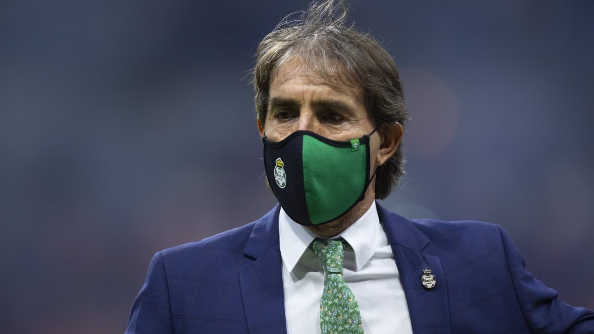 Almada renueva contrato con Santos Laguna