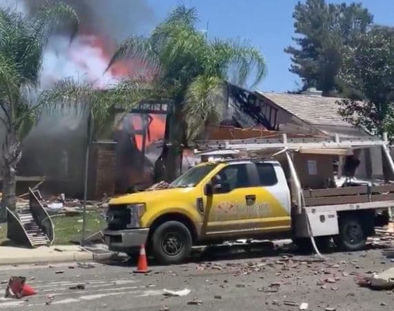 Un muerto, 15 heridos y una vivienda destruida tras explosión de gas en el sur de California
