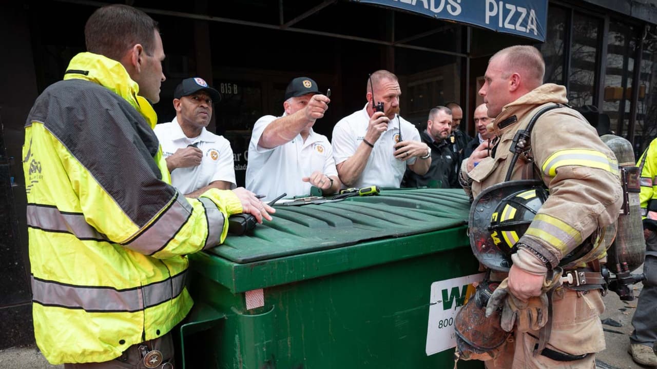 Equipos de emergencia se reúnen en la calle Houston en Fort Worth, mientras evalúan los daños que dejó una potente explosión.