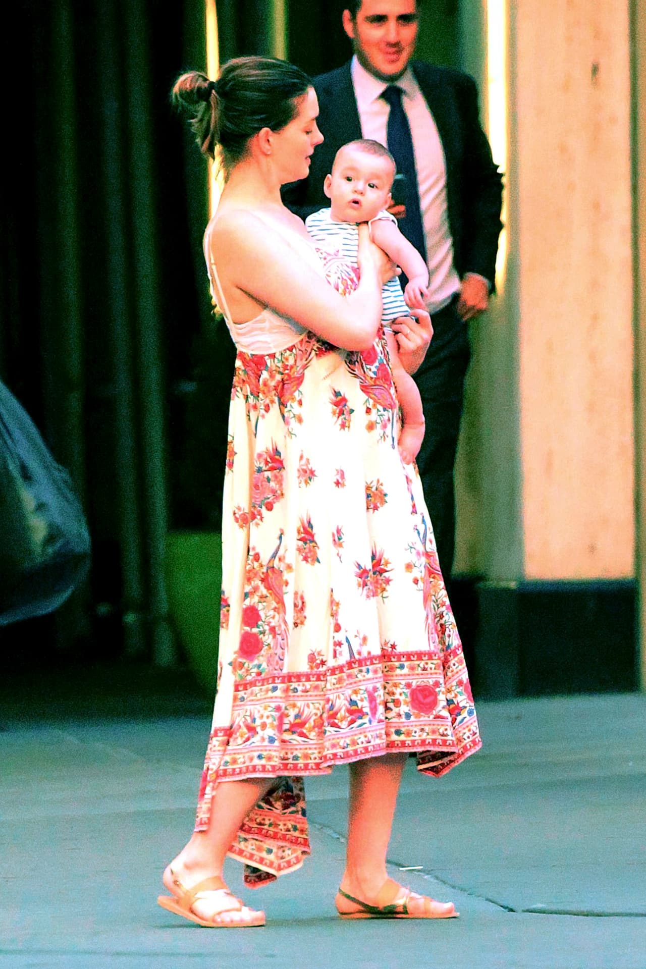 Anne vistió muy cómoda con un vestido holgado, perfecto para el verano.