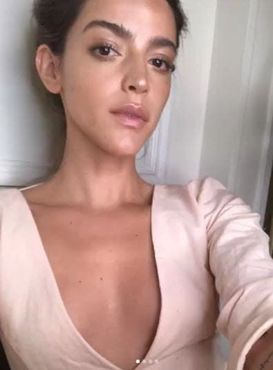 Calu relató, en entrevista para
<a href="https://www.lanacion.com.ar/2201545-calu-rivero-timida-denunciante-referente-lucha-acoso" target="_blank">La nación</a>, que el actor tuvo conductas inapropiadas y la incomodaba cuando realizaban escenas de pasión y aunque ella le pidió que dejara de hacerlo en varias ocasiones él no cambió su actitud. Esta situación la llevó a renunciar a la telenovela.