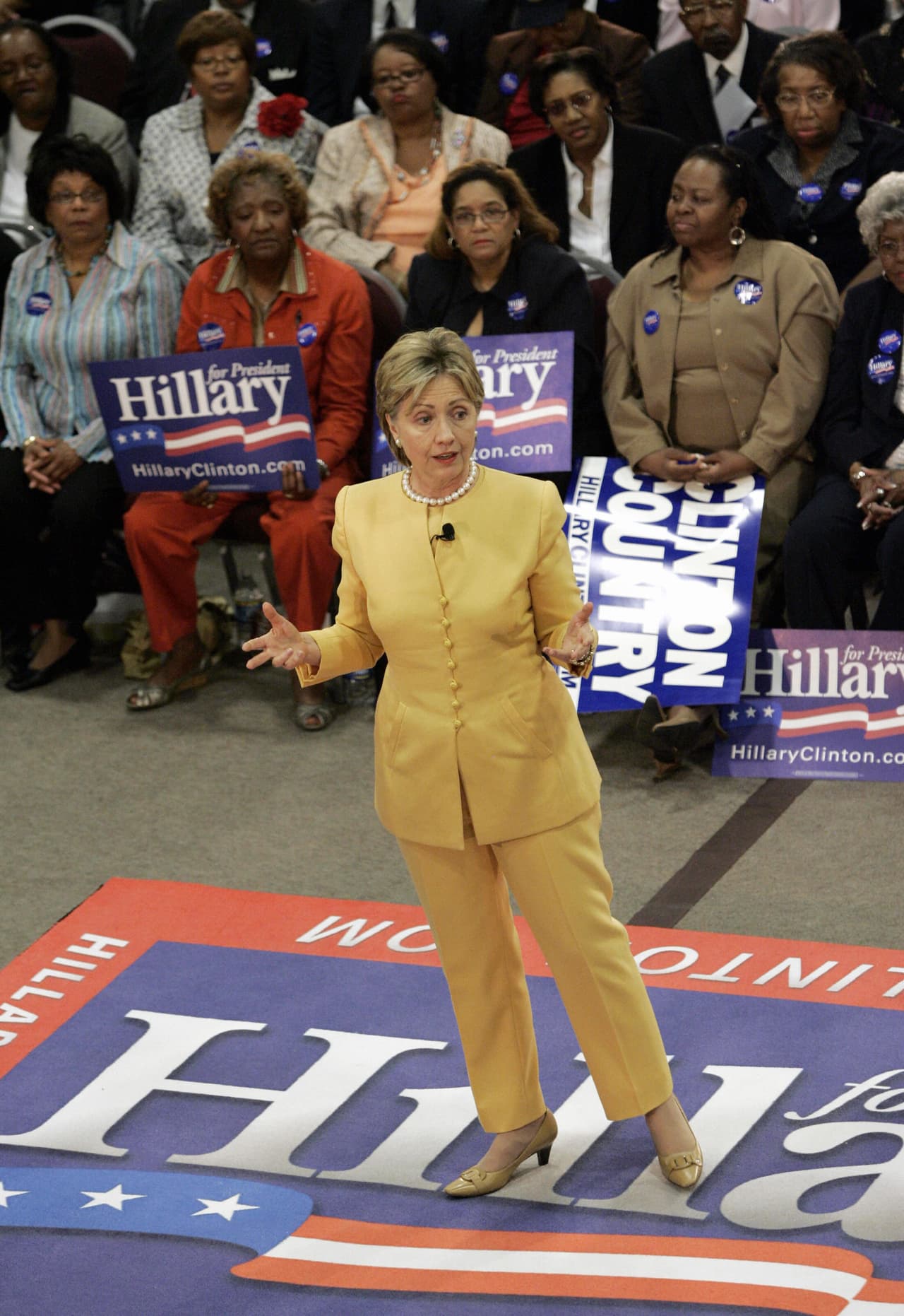 Tras dejar la Casa Blanca, en su rol como senadora, su predilección por trajes de corte recto de cuello redondo o nerú fueron afianzando su rol en la política. Imperdibles sus tacones de baja altura a veces combinados también con el traje como en esta reunión en 2007 cuando se presentaba como pre candidata presidencial por el Partido Demócrata. (STAN HONDA/AFP/Getty Images)
