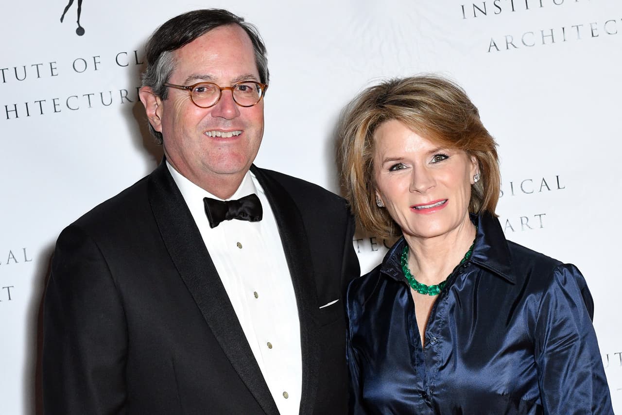 <b>Warren y Harriet Stephens (Trump). </b>Hasta el 5 de septiembre el inversionista y su esposa habían dado 1.5 millones de dólares a un super PAC del candidato republicano, y directamente a la campaña 2,800 dólares. En total han aportado al partido 10.3 millones. 
<br>