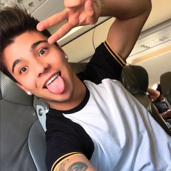 ¡Muy travieso! Sebastián Villalobos se divierte mucho mostrando la lengua.