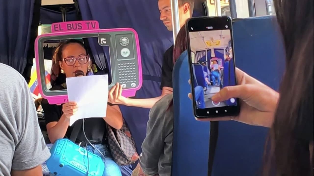 Las noticias viajan en autobús: Así es como periodistas venezolanos le hacen frente a la censura en su país