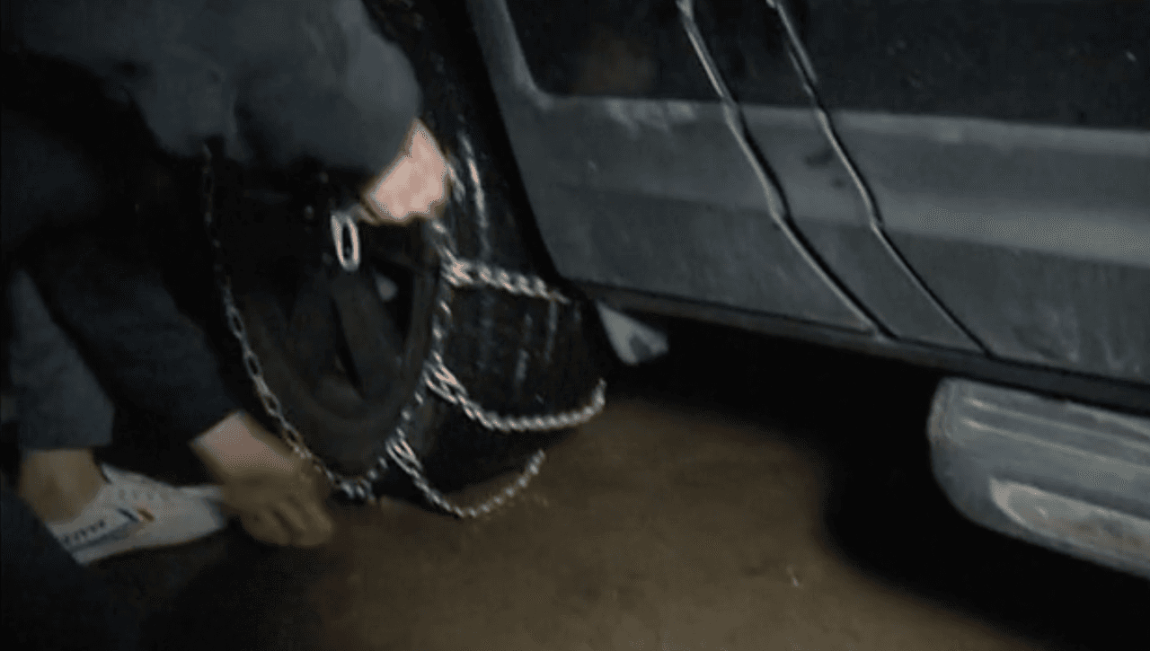 2.-
<b>Cadenas</b>
<br>La Patrulla de Caminos recuerda a los conductores traer las cadenas para las llantas de su vehículo aun cuando crean que la zona a la que van a visitar no las amerita.