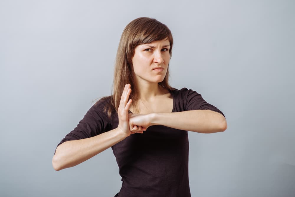 Es triste ver a quienes no son capaces de superar un trauma del pasado, una desilusión amorosa, un engaño y en lugar de dar vuelta de hojas al libro de su vida en ese capítulo y vivir su realidad presente se la pasan viviendo en el pasado, llenando de amargura su vida, buscando venganzas y “cobrárselas” con lo cual no solamente se perjudican y atrasan ellos sino que alejan de su vida la alegría y el amor y espantan a quienes podrían brindarles otra oportunidad en el amor.