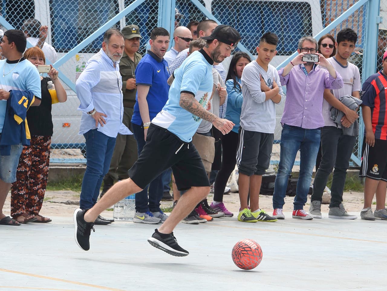 Según información del sitio La Nación, la ex extrella del balompié estuvo en otros lugares como Papua Guinea y Nepal.