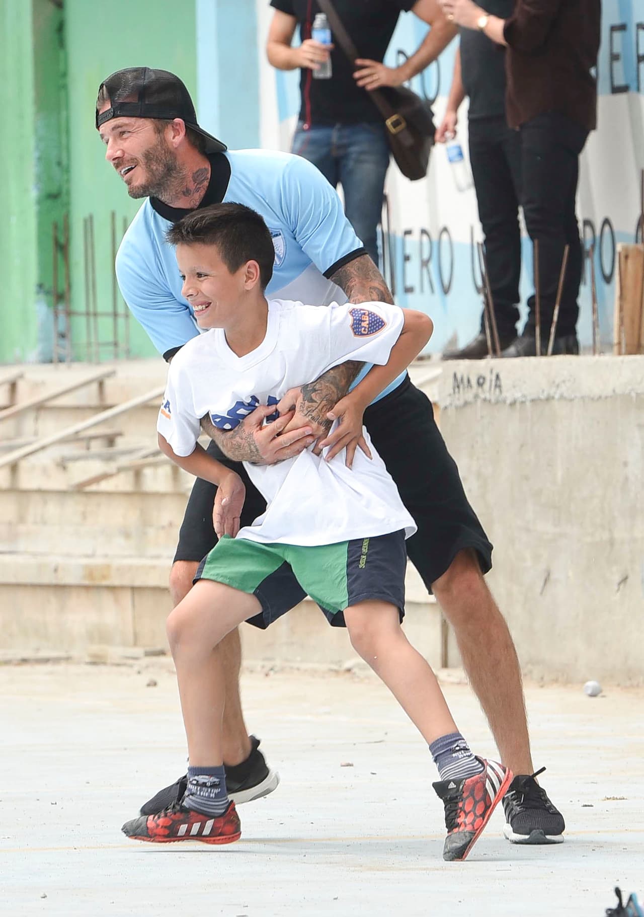 Indudablemente este fue uno de los más afortunados, al parecer el jovencito se convirtió en uno de sus rivales más fuertes en el partido.