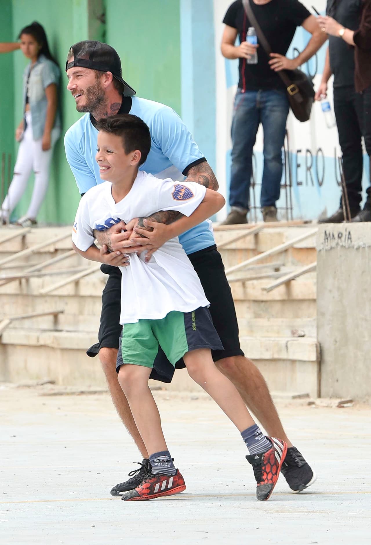 Con mucho humor, Beckham tomó al pequeño y lo cargó durante el gran encuentro.