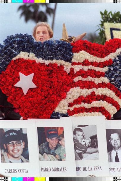 La entonces Secretaria de Estado, Madeleine Allbright, rindiendo tributo a Armando, Carlos, Mario y Pablo. La dama dijo que guardaba sus nombres en la mesa de noche al lado de su cama, para no olvidarlos.