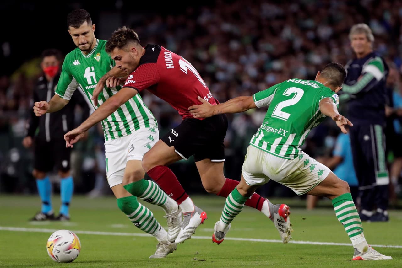 Real Betis golea al Valencia 4-1 durante la Jornada 11 en La Liga. Borja Iglesias, con doblete, ya ponía encima a los béticos en el marcador, pero Gabriel Paulista ya anotaba uno a favor de los Chés y, al final, German Pezzella y Juanmi Jiménez se encargaron de alargar la diferencia y quedarse con la victoria. Guardado ingresó al 63'.