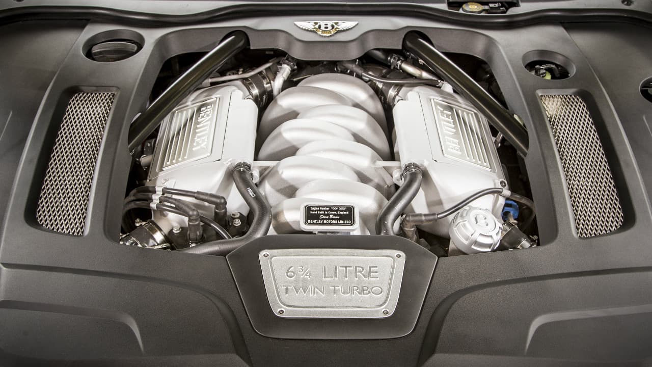 Cabe mencionar que este motor es uno de los más longevos dentro de Bentley y ha sido actualizado con el paso de los años, pese a ello sus números en cuanto aceleración no son nada despreciables como son sus 190 mph (306 km/h) de velocidad máxima, pero sí castiga el rendimiento de combustible al ofrecer solo 
<b>11 mpg en ciudad y 17 mpg en carretera</b>.