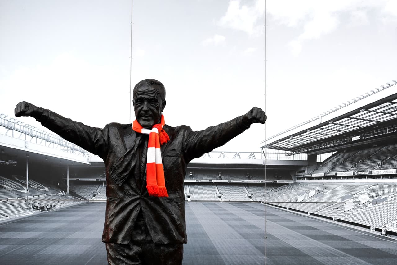 Bill Shankly, el entrenador que más partidos ha dirigido en la historia de Liverpool, recibió este reconocimiento en nombre del club.