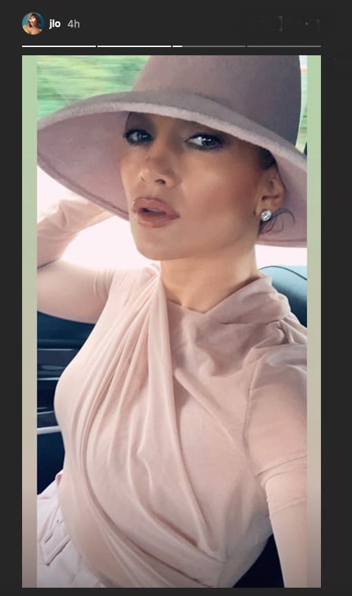 Este jueves, 19 de septiembre, 
<b>Jennifer López llegó a Milán, Italia</b>, para asistir a varios desfiles de la Semana de la moda. Al verla, pocos habrían pensado que horas antes estaba en un evento escolar, en Miami, Florida, 
<b><a href="https://www.univision.com/entretenimiento/jennifer-lopez-todavia-no-puede-creerlo-emme-su-hija-con-marc-anthony-debuto-como-actriz-fotos">apoyando tanto a su hija Emme Maribel Muñiz</a></b>, así como a 
<b>Ella Alexander</b>, hija de su prometido, Álex Rodríguez.