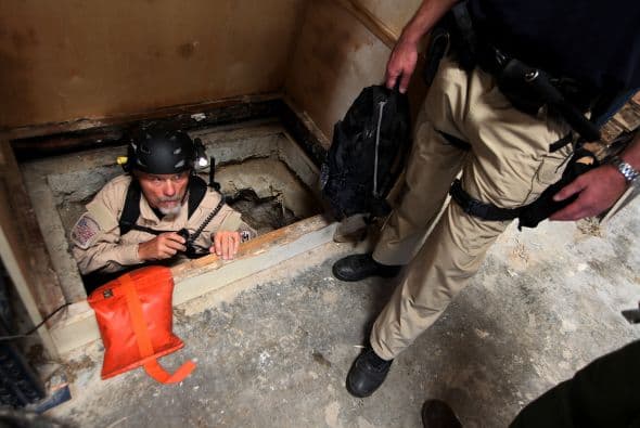 El lugar para acceder al túnel desde el lado mexicano mide unos 80 cm de largo y ancho y para descender hay una escalera de unos cinco metros, constató un periodista.