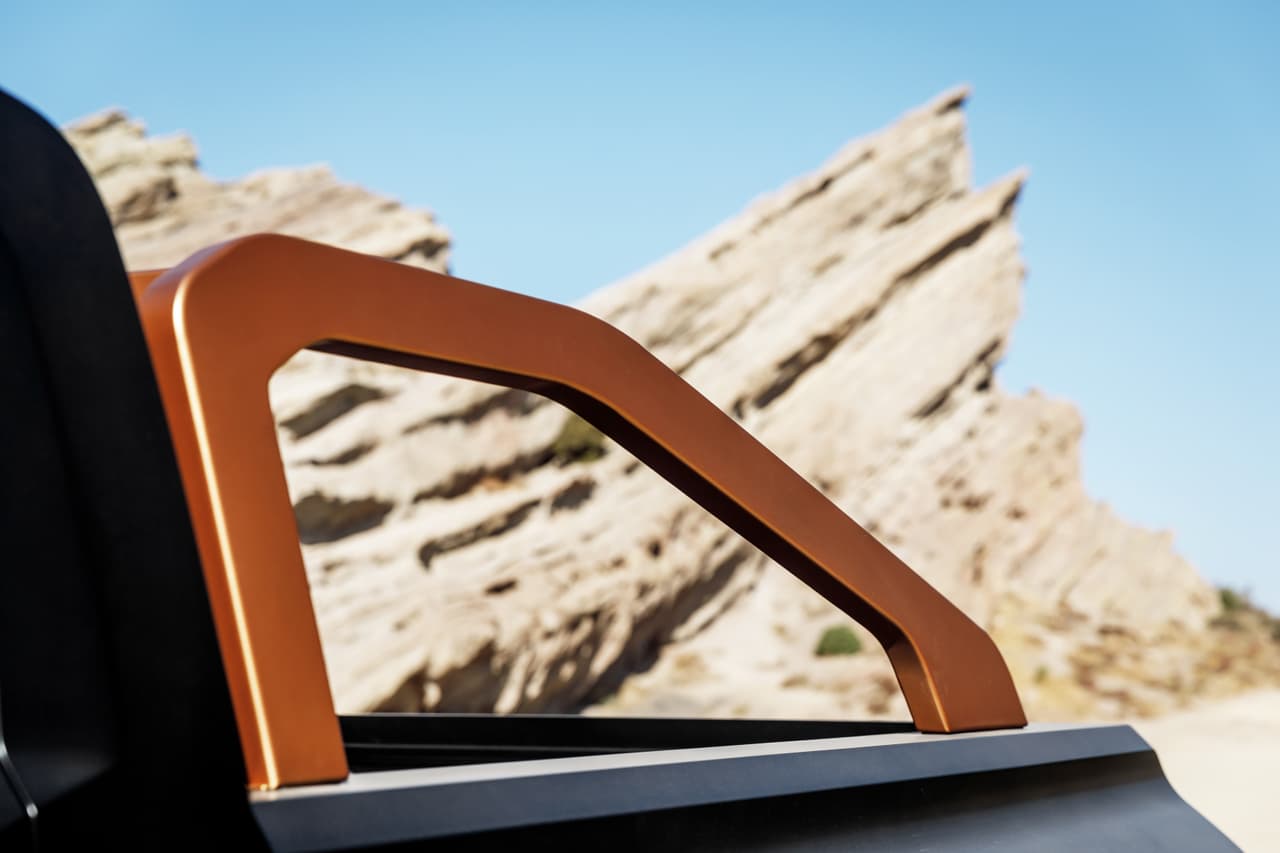 Como parte de las opciones de personalización se encuentra la barra deportiva en el área de carga (bronce en la imagen).