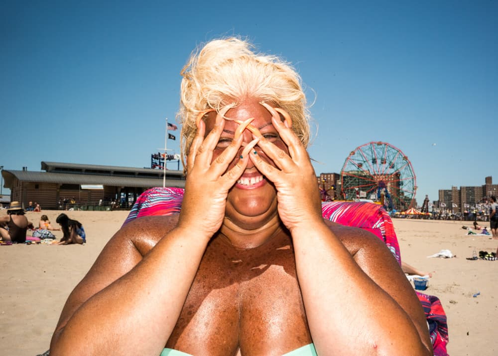 Sólo dos años después de salir de prisión, en 2011, tomó por primera vez una cámara. Encontró en los callejones, las playas o los espacios públicos de su natal Nueva York personajes y momentos extraordinarios, condensados en preciosas imágenes a color. “Lo que me ha ayudado relacionarme con la gente y obtener estas fotografías cercanas ha sido conocer las calles, y eso lo hice antes de entrar en prisión. Es muy fácil para mí entender la mentalidad de la calle y cuando estuve en prisión se me hizo fácil entender el comportamiento de la gente e identificar situaciones, ver un peligro que se acerca. Aprender a moverme en las calles me ayudó mucho en mi fotografía, tal como lo hizo la prisión. Tratar con la gente en las calles y la prisión es lo mismo, la única diferencia es el miedo”, contó a Univisión Noticias. 
<a href="http://donatodicamillo.com/">Foto: Donato Di Camillo/donatodicamillo.com</a>