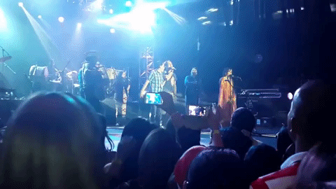 Así sucedió en Medellín, Colombia, en uno de los recitales que el intérprete dio en su país natal en 2013. El cantante cedió los micrófonos a un joven que le pidió a su novia se casara con él. Afortunadamente la respuesta fue "sí" y los presentes ovacionaron a los novios. Carlos, por su lado, dedicó la canción 'Volví a nacer' a los recién comprometidos.