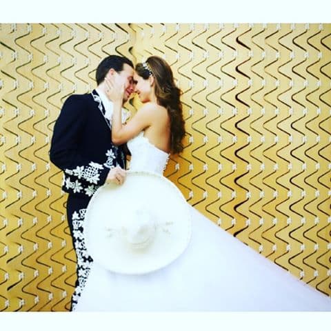 Esta fue la foto que la actriz compartió en su cuenta de Instagram para recordar el día que se convirtió en la Primera Dama de Chiapas. “Hoy hace un año comenzó nuestra familia. Gracias a Dios por unir nuestros caminos. Gracias por hacerme tan feliz @velascom_ te amo. ¡Feliz aniversario!”, escribió.