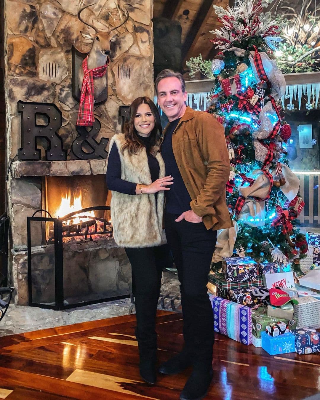 "La postal de nuestra primera Navidad como esposos. Los mejores deseos para ustedes y sus familias", compartió Karina semanas después.